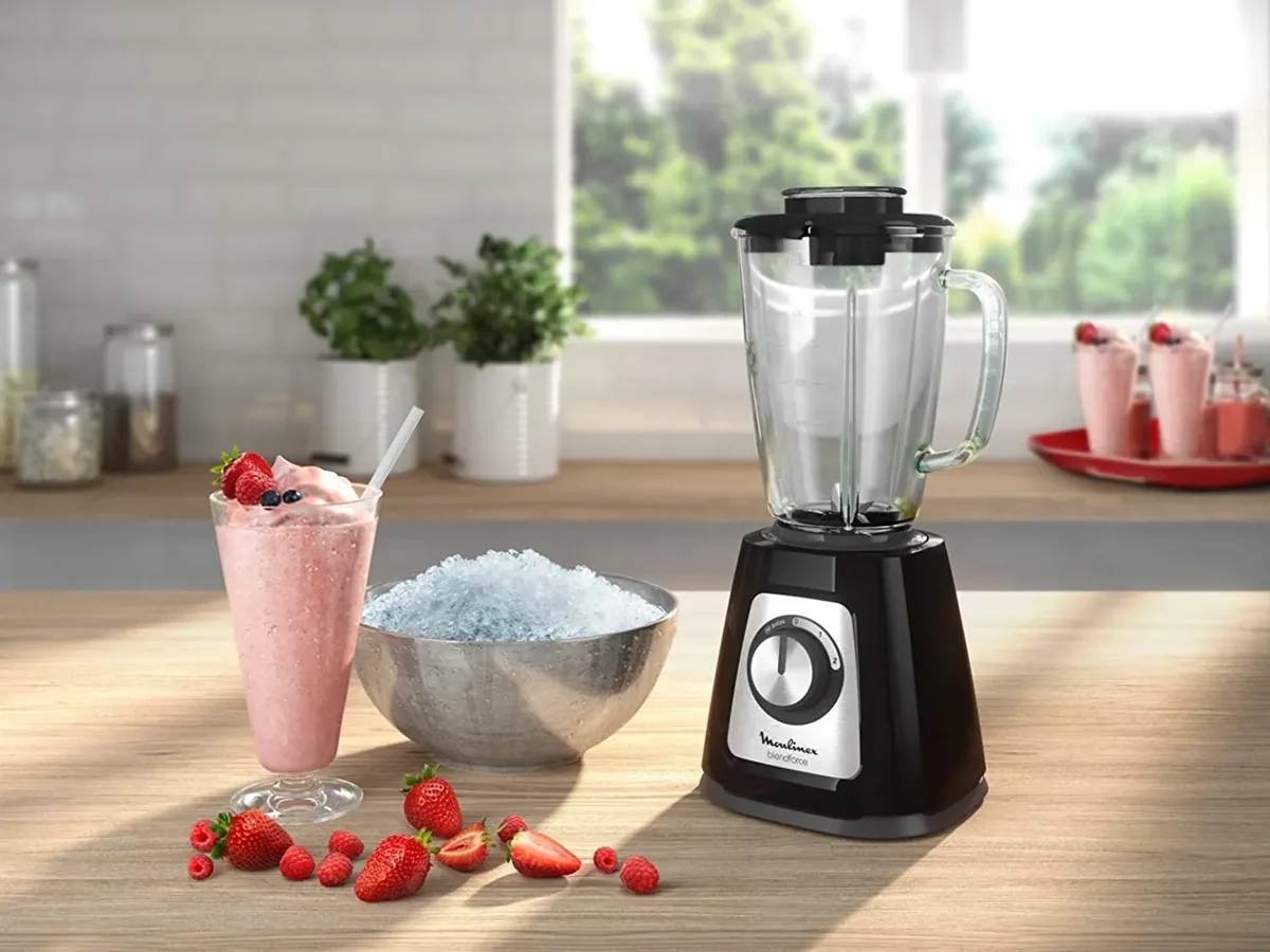 Ajout de fruits rouges dans le bol d'un blender