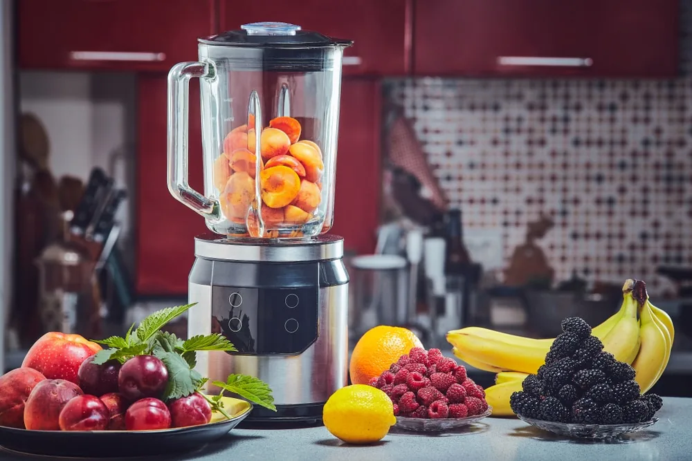 Bol de blender rempli d'abricots entiers illustrant la capacité utile