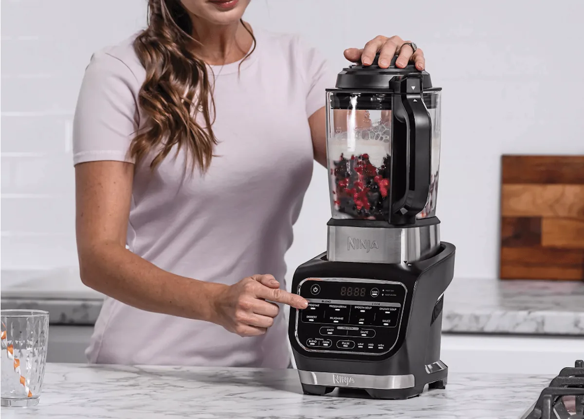 Panneau de commandes d'un blender en cours de vérification