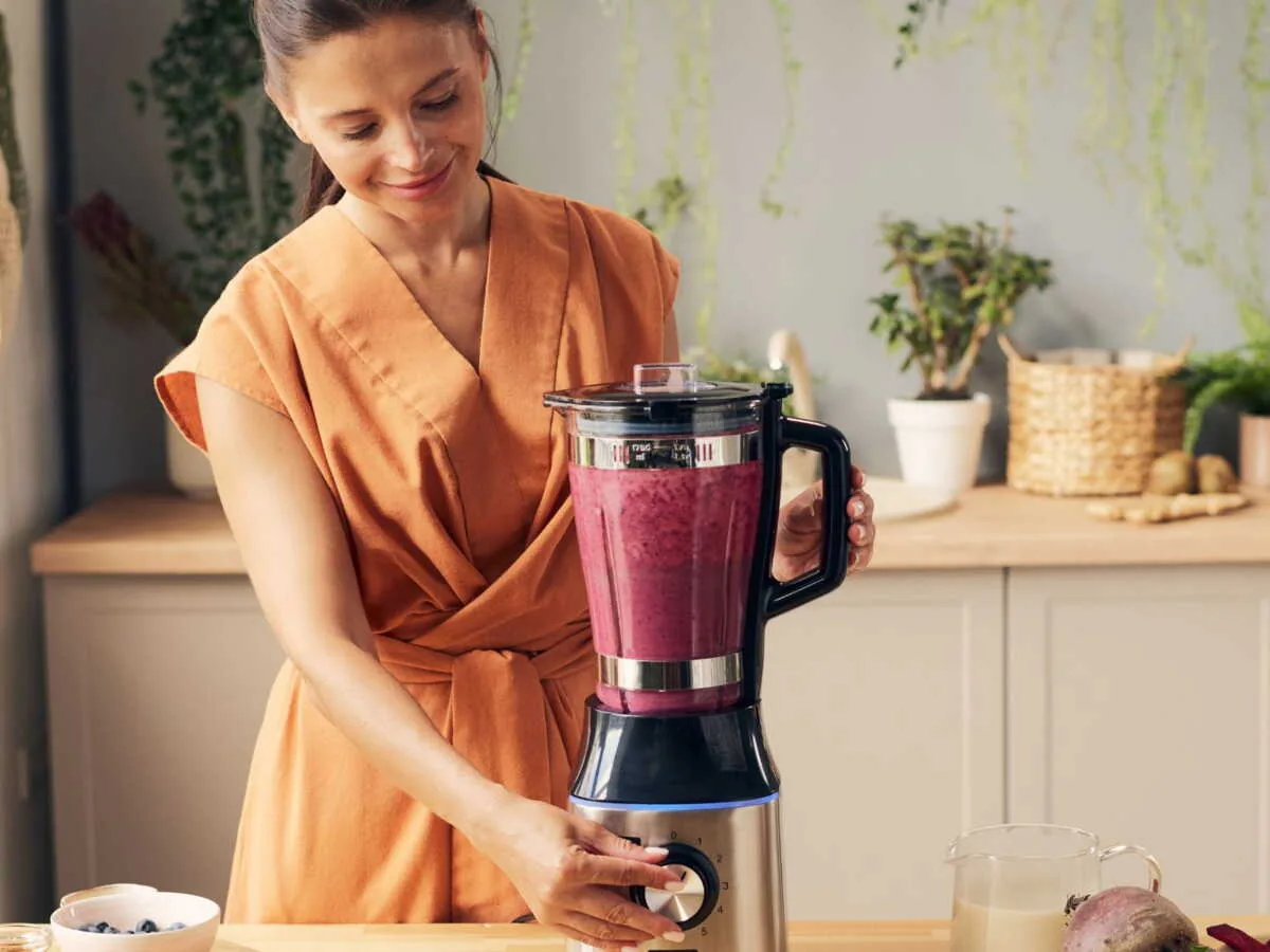 Smoothie de fruits dénoyautés préparé au blender familial