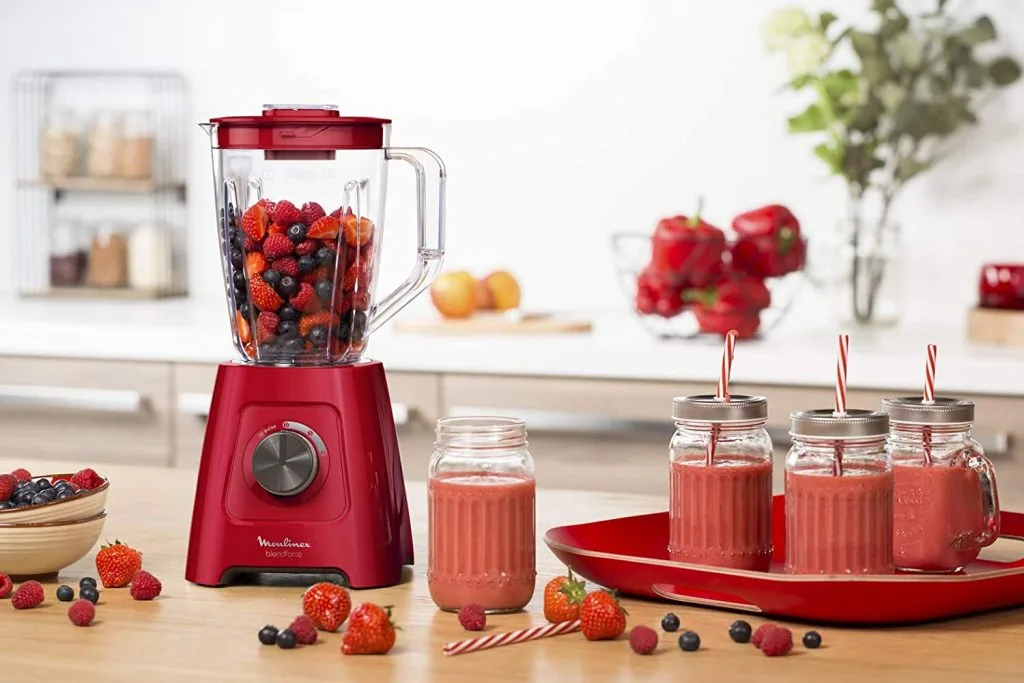Blender familial Moulinex rouge avec plusieurs portions de smoothie servies en bocaux