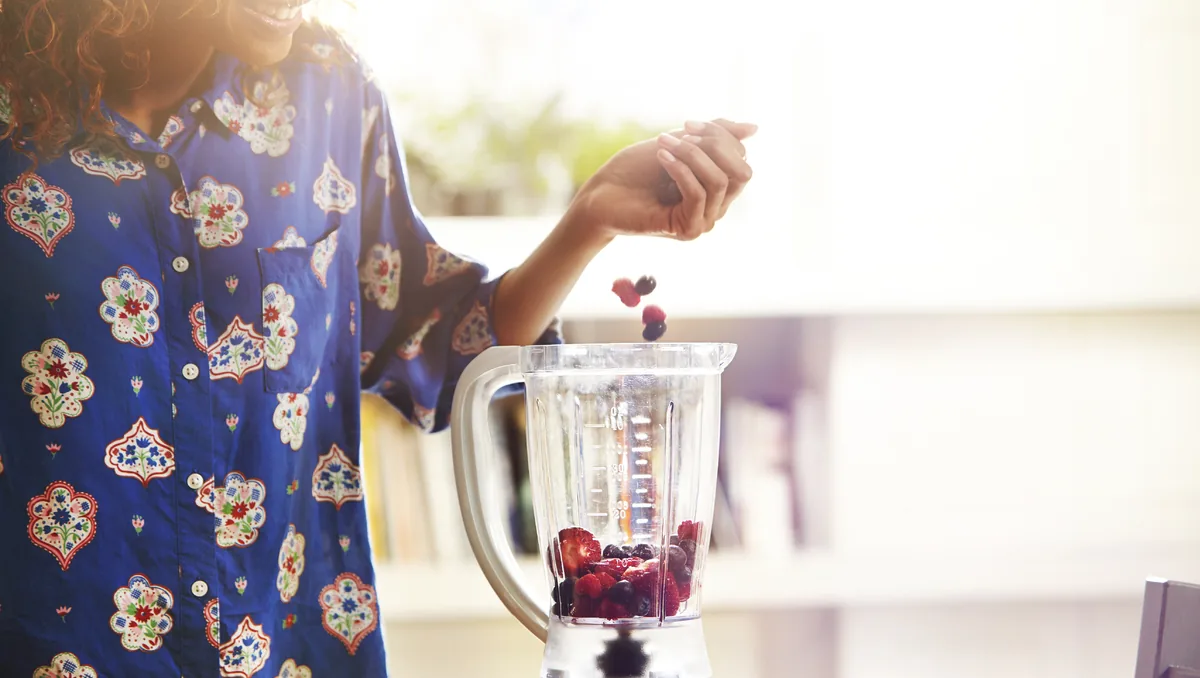 Smoothie vert de référence en préparation dans un blender