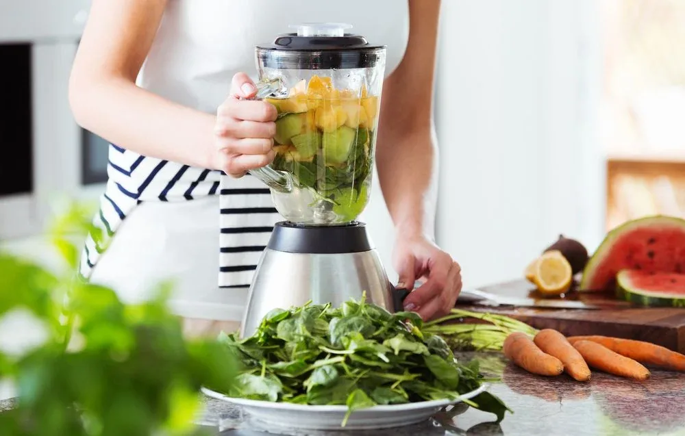 NutriBullet en préparation avec sa tasse et sa lame vissée