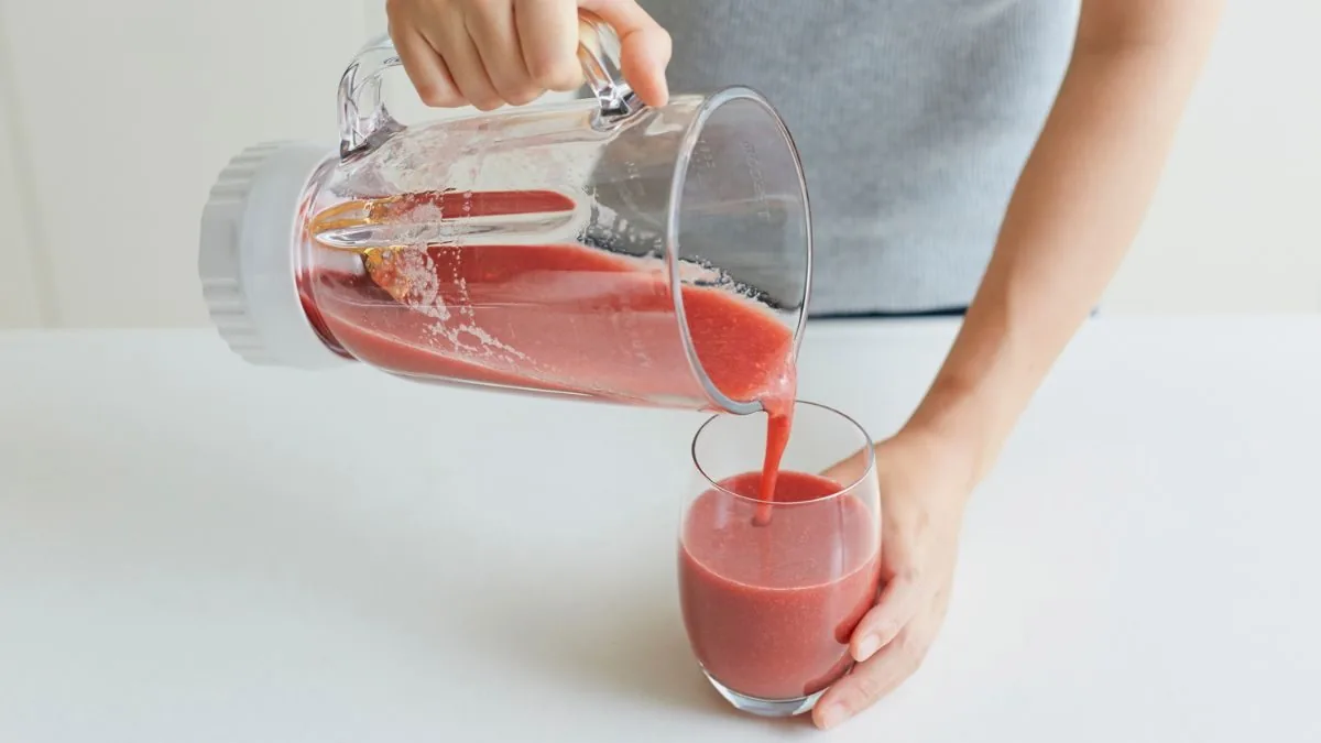 Smoothie onctueux versé du blender dans un verre